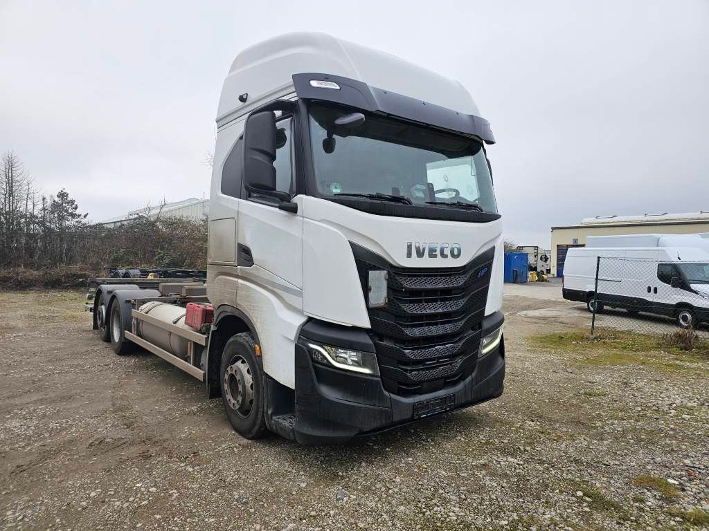 Fahrzeugabbildung Iveco 460 S-Way, LNG, BDF/3.Achse drehbar+Lift