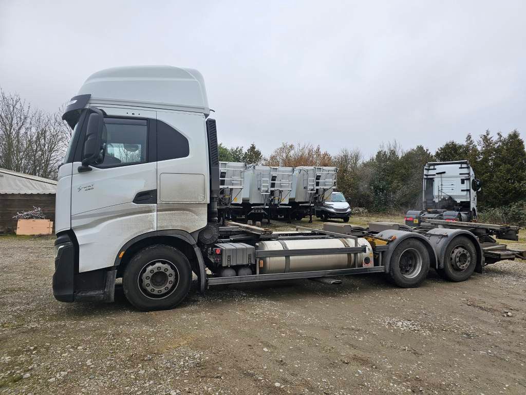 Fahrzeugabbildung Iveco 460 S-Way, LNG, BDF/3.Achse drehbar+Lift