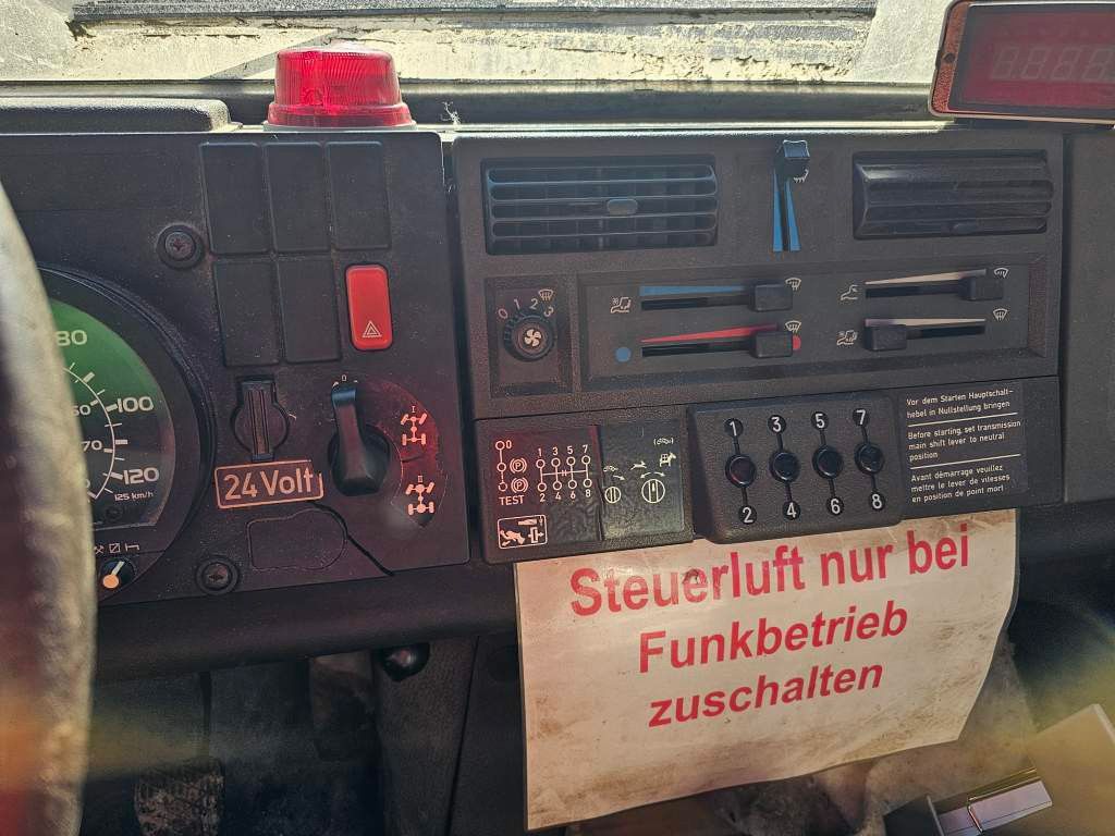 Fahrzeugabbildung Unimog U 1600 Zweis-Wege-Fahrzeug, neues Getriebe