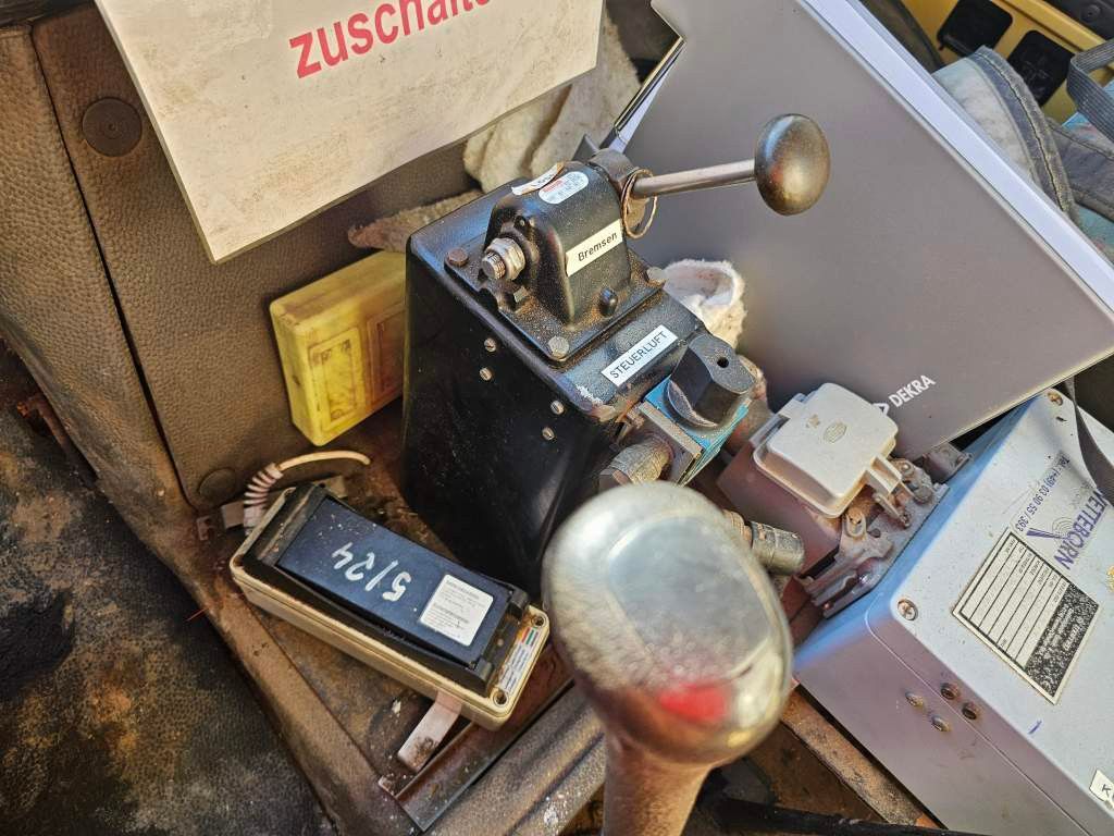 Fahrzeugabbildung Unimog U 1600 Zweis-Wege-Fahrzeug, neues Getriebe