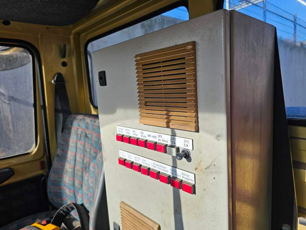 Fahrzeugabbildung Unimog U 1600 Zweis-Wege-Fahrzeug, neues Getriebe
