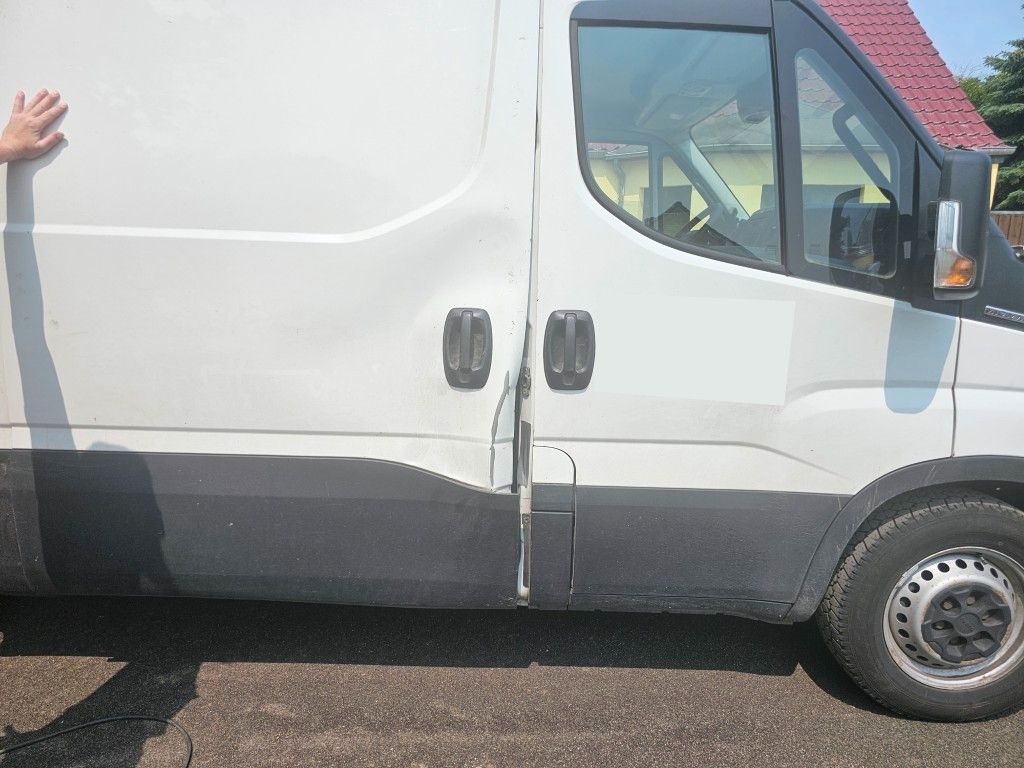 Fahrzeugabbildung Iveco 35S16 A8 V L, mittellang & hoch, kleiner Schaden