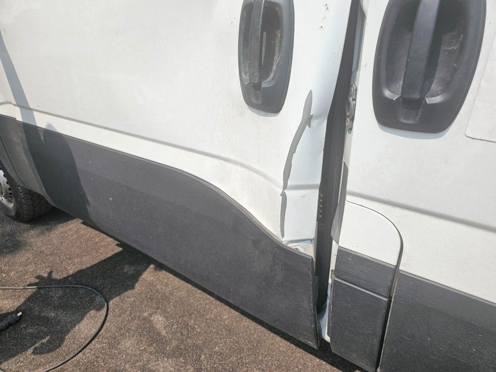 Fahrzeugabbildung Iveco 35S16 A8 V L, mittellang & hoch, kleiner Schaden