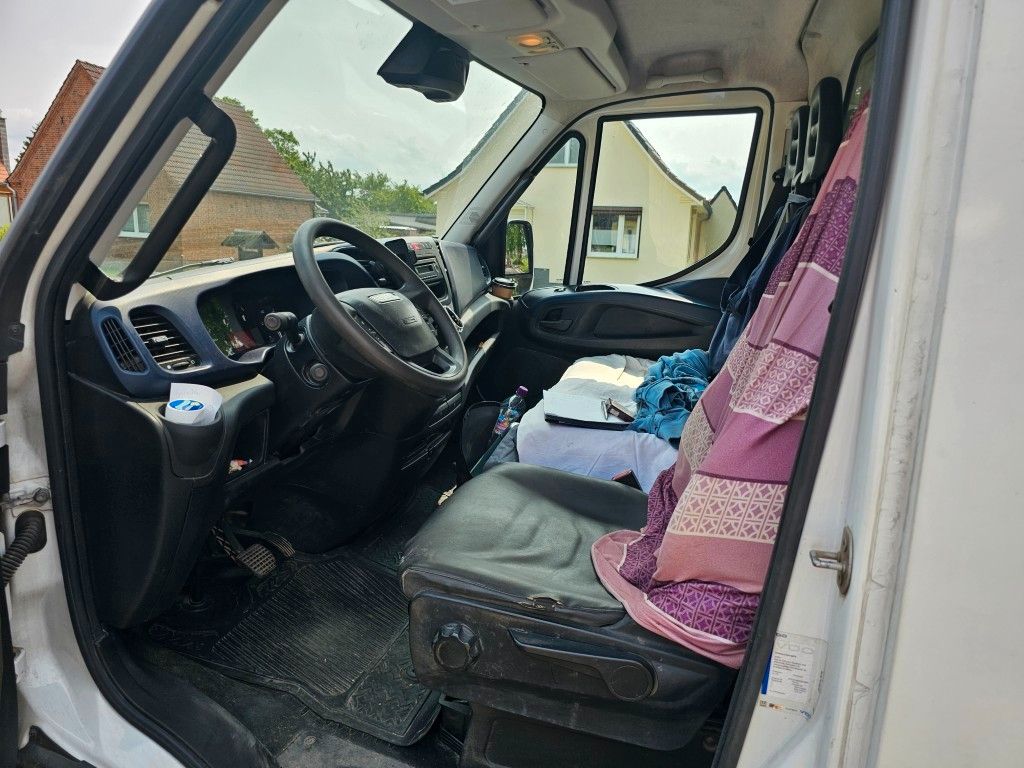 Fahrzeugabbildung Iveco 35S16 A8 V L, mittellang & hoch, kleiner Schaden