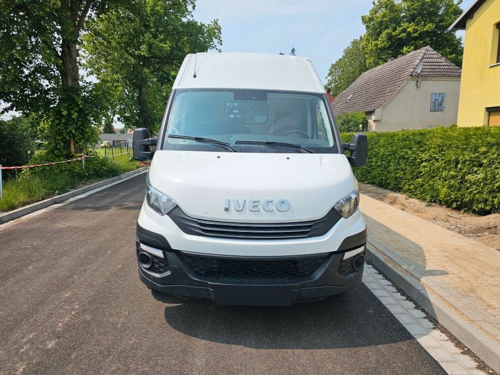 Fahrzeugabbildung Iveco 35S16 A8 V L, mittellang & hoch, kleiner Schaden