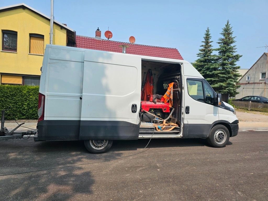 Fahrzeugabbildung Iveco 35S16 A8 V L, mittellang & hoch, kleiner Schaden