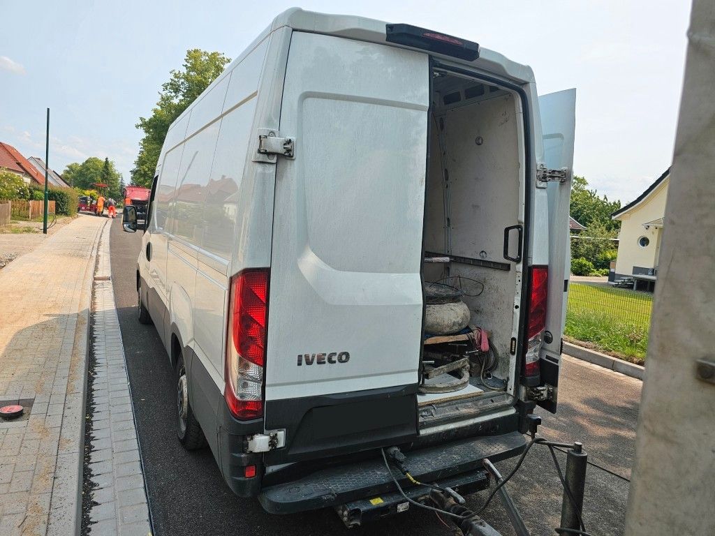 Fahrzeugabbildung Iveco 35S16 A8 V L, mittellang & hoch, kleiner Schaden