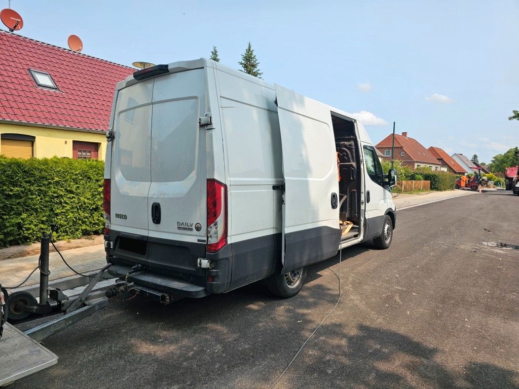 Fahrzeugabbildung Iveco 35S16 A8 V L, mittellang & hoch, kleiner Schaden