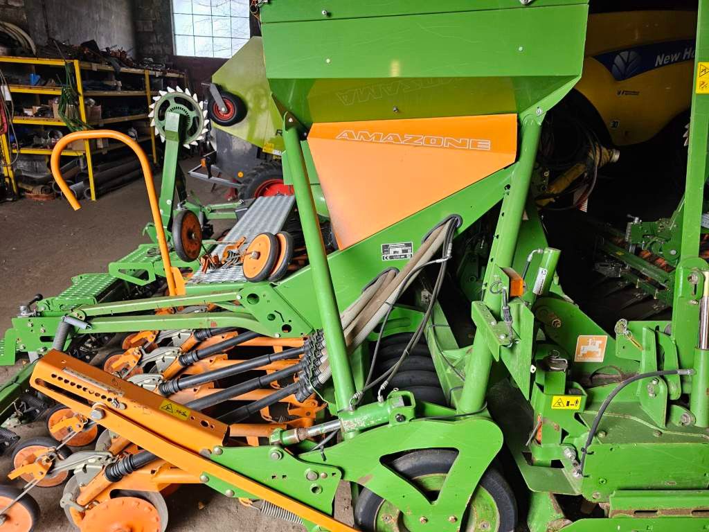 Fahrzeugabbildung Amazone Drille AD-P 403 und Kreiselgrubber KG 4000 Super
