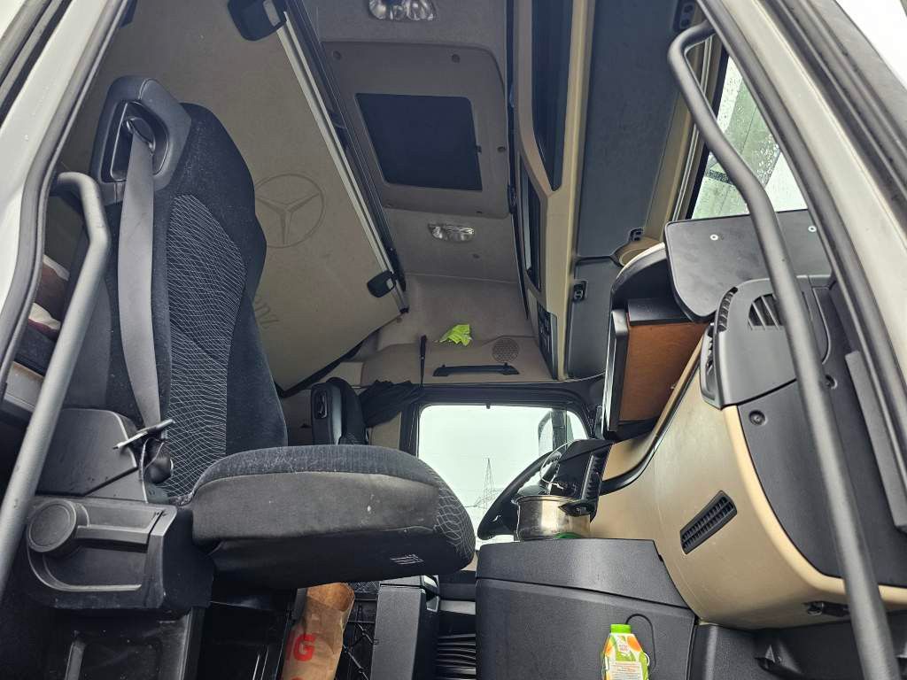 Fahrzeugabbildung Mercedes-Benz 1843 LL mit Hubsattelkupplung + Retarder