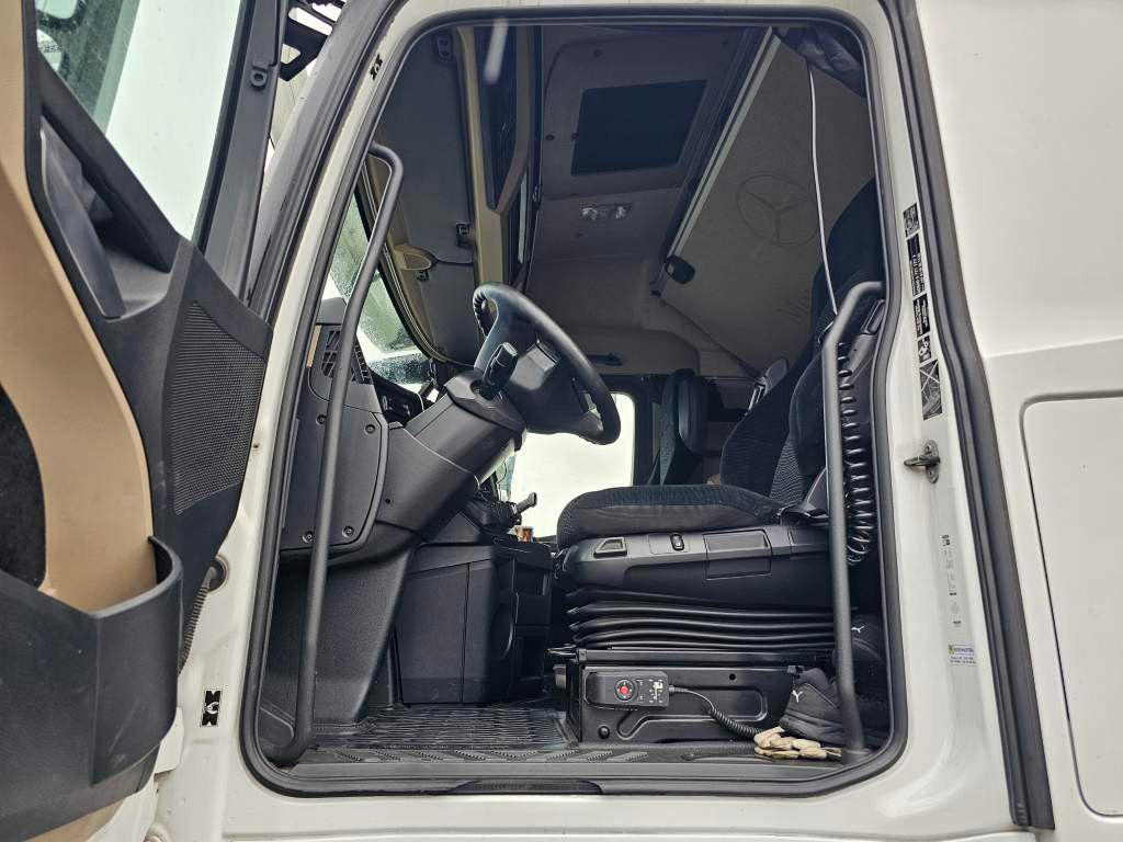 Fahrzeugabbildung Mercedes-Benz 1843 LL mit Hubsattelkupplung + Retarder