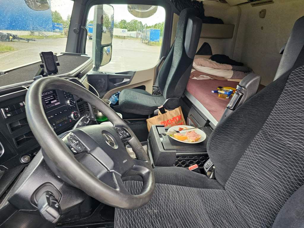 Fahrzeugabbildung Mercedes-Benz 1843 LL mit Hubsattelkupplung + Retarder