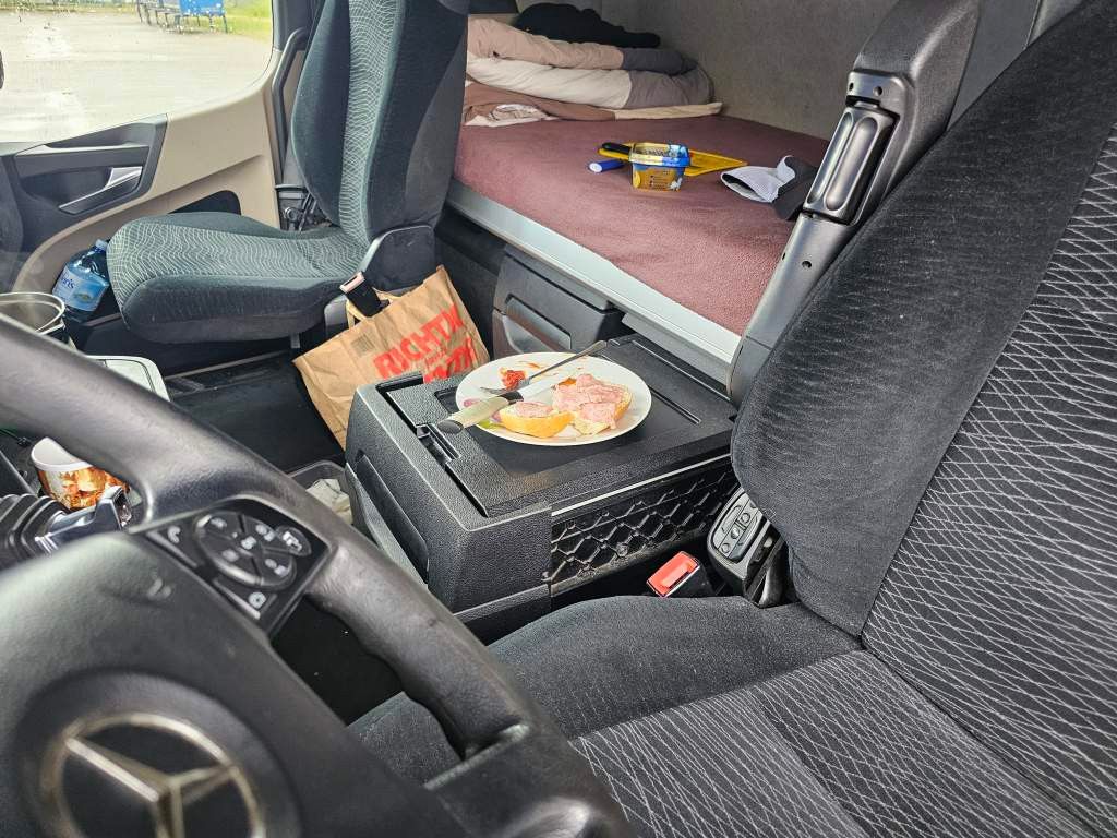 Fahrzeugabbildung Mercedes-Benz 1843 LL mit Hubsattelkupplung + Retarder