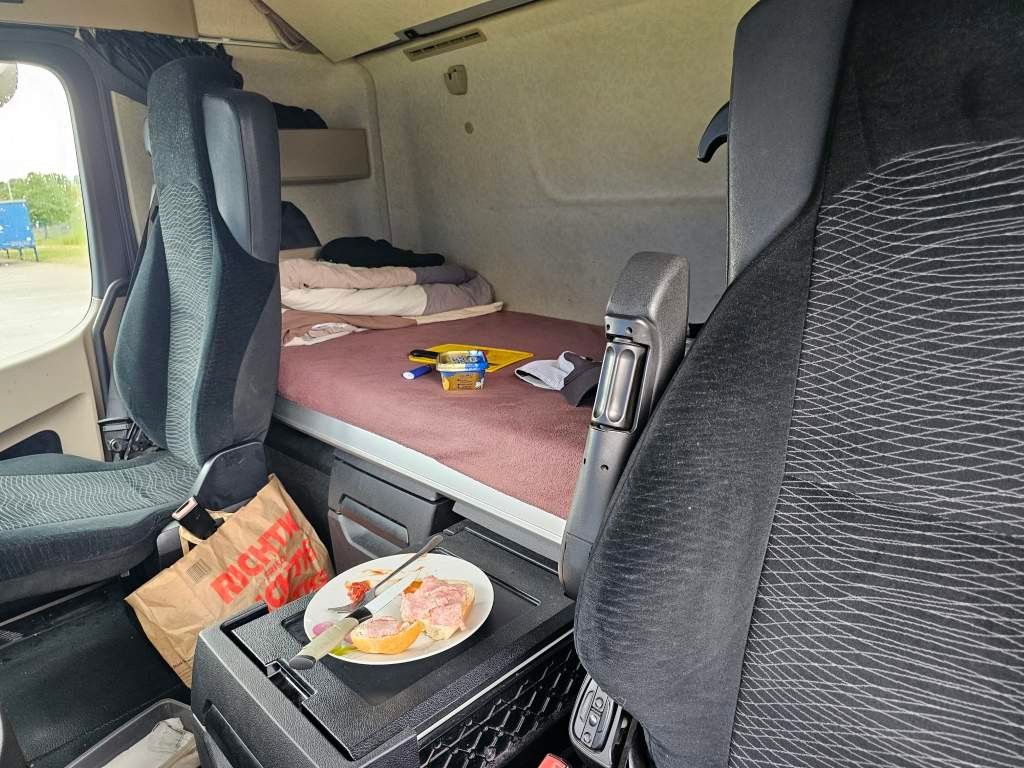 Fahrzeugabbildung Mercedes-Benz 1843 LL mit Hubsattelkupplung + Retarder