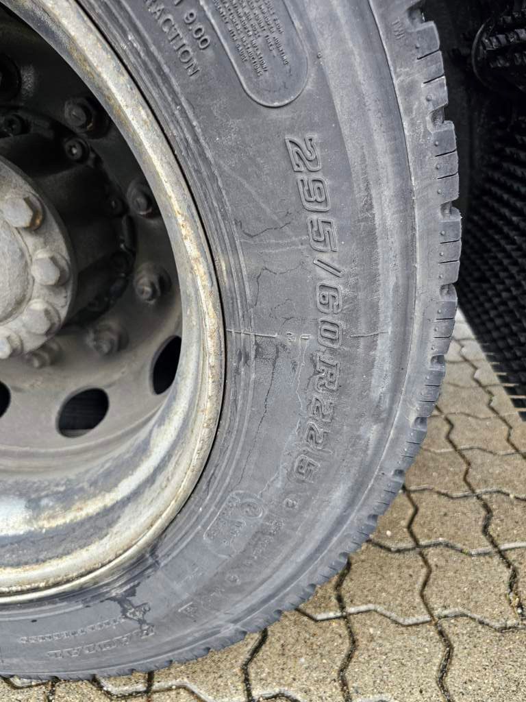 Fahrzeugabbildung Mercedes-Benz 1843 LL mit Hubsattelkupplung + Retarder