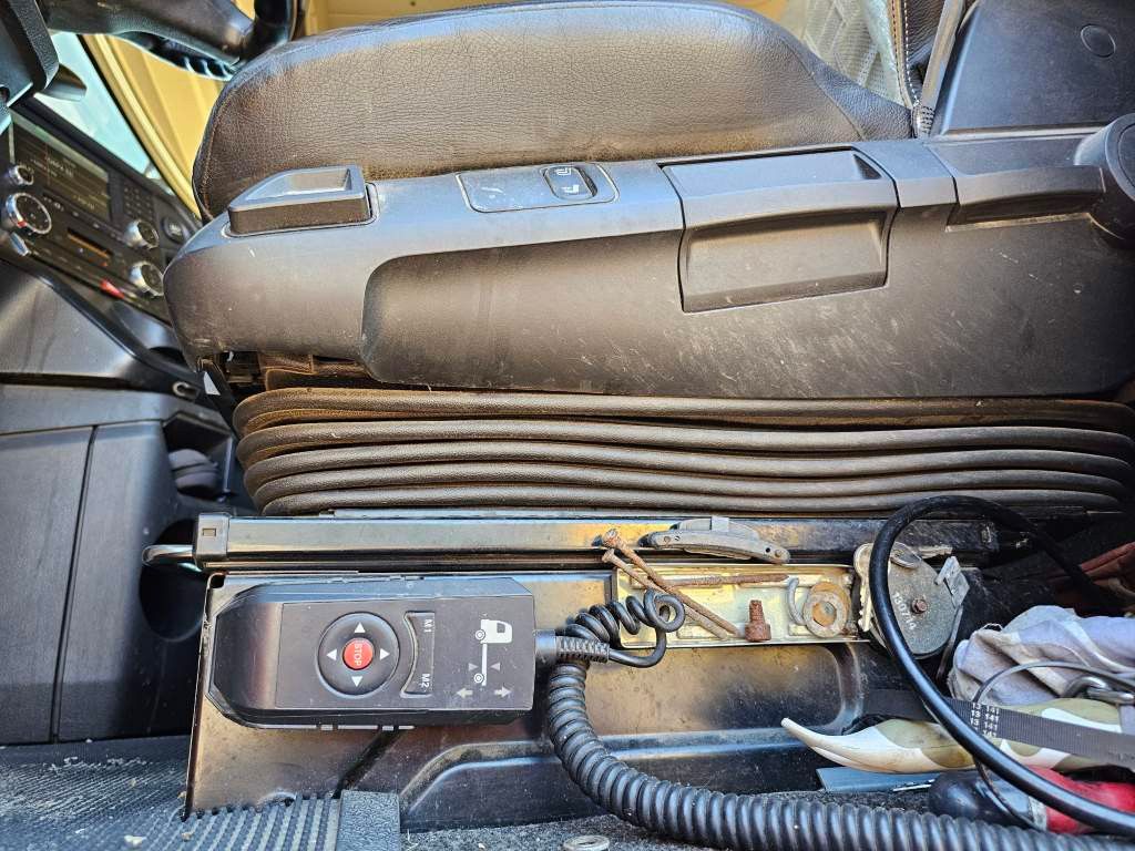 Fahrzeugabbildung Mercedes-Benz 2542 6x2 Sattelzugmaschine, 2. Achse Lift