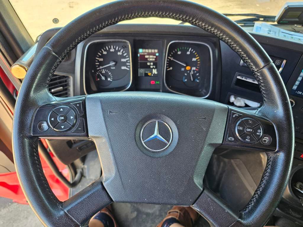 Fahrzeugabbildung Mercedes-Benz 2542 6x2 Sattelzugmaschine, 2. Achse Lift