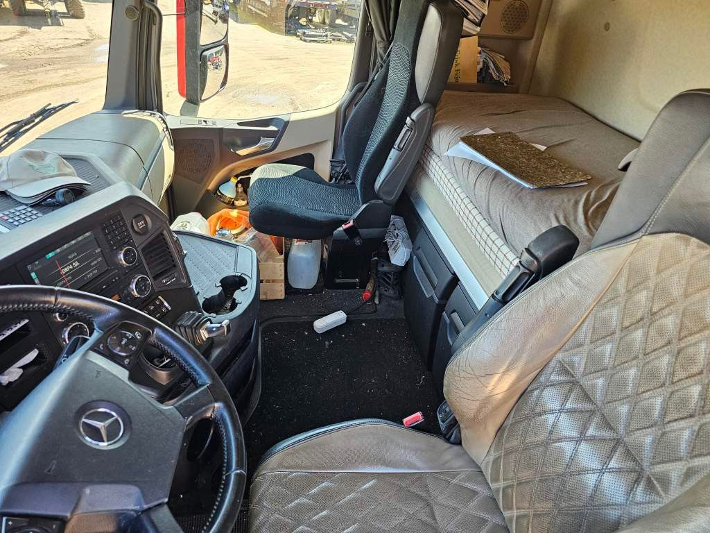 Fahrzeugabbildung Mercedes-Benz 2542 6x2 Sattelzugmaschine, 2. Achse Lift