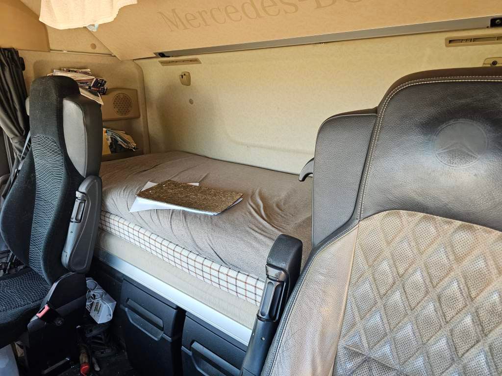 Fahrzeugabbildung Mercedes-Benz 2542 6x2 Sattelzugmaschine, 2. Achse Lift
