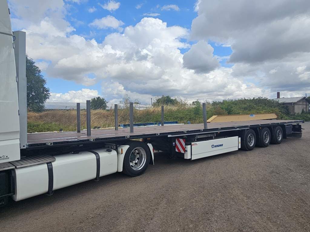 Krone Plateau mit Containerverriegelung, Rungentaschen