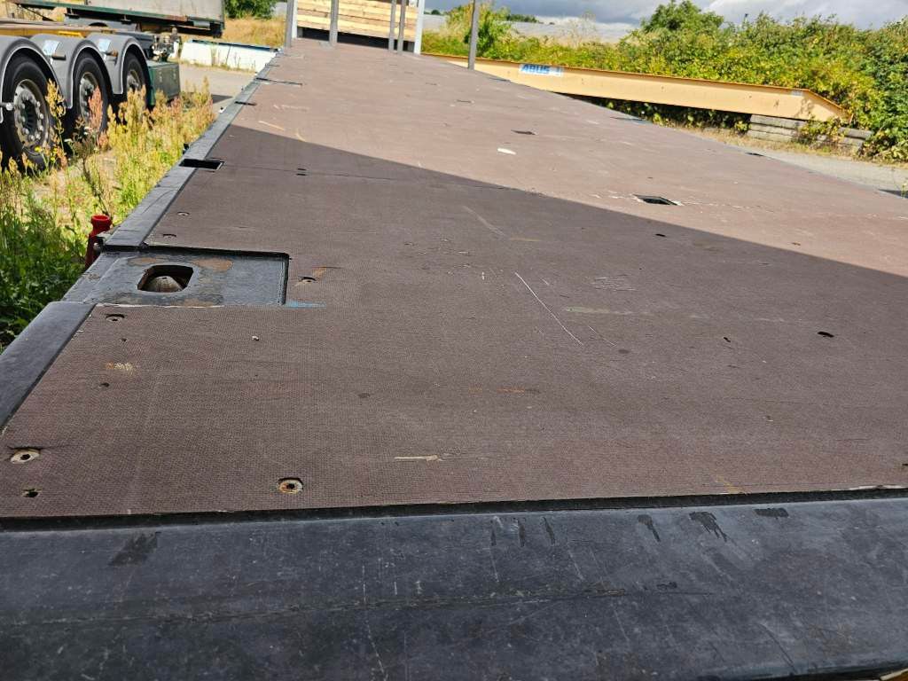 Fahrzeugabbildung Krone Plateau mit Containerverriegelung, Rungentaschen