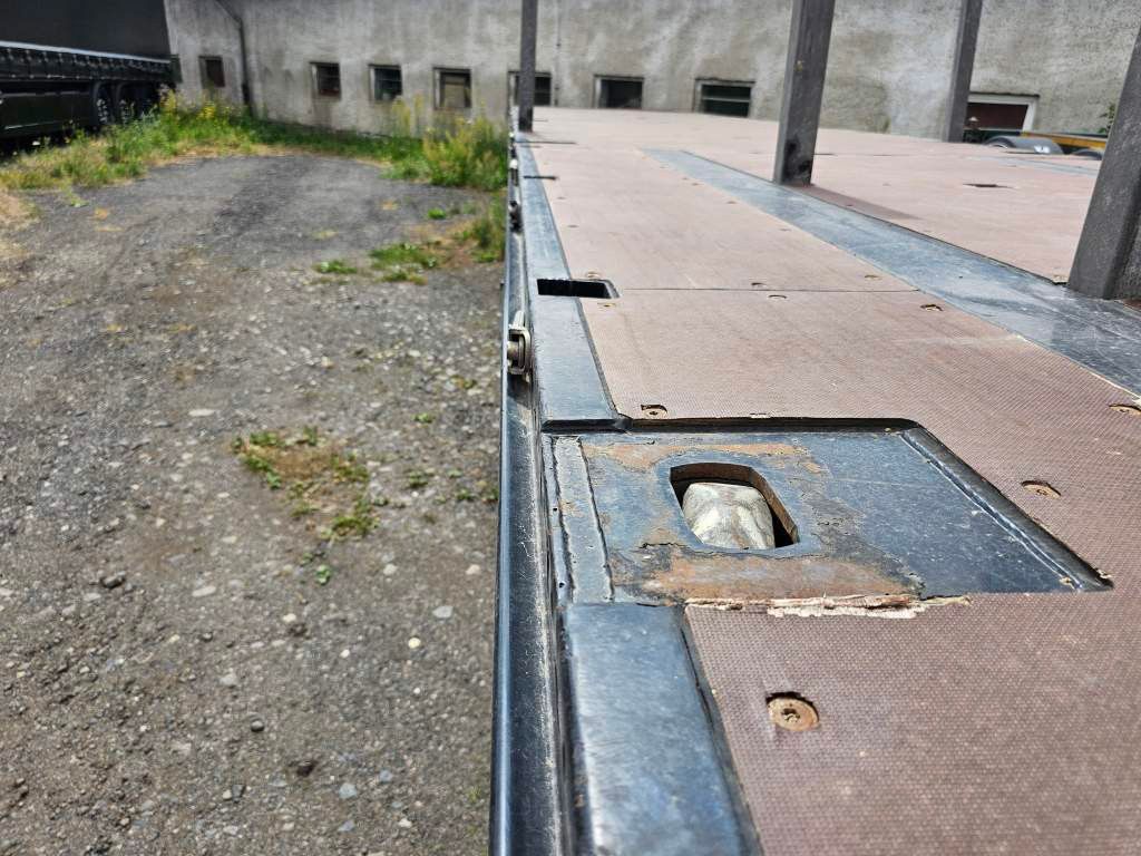 Fahrzeugabbildung Krone Plateau mit Containerverriegelung, Rungentaschen