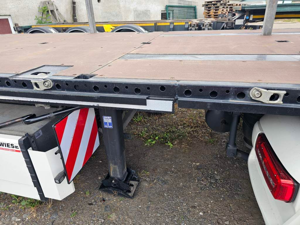 Fahrzeugabbildung Krone Plateau mit Containerverriegelung, Rungentaschen