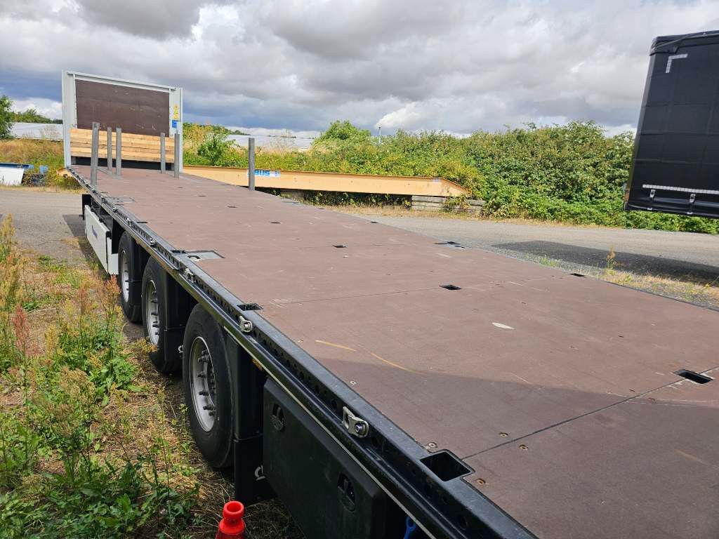 Fahrzeugabbildung Krone Plateau mit Containerverriegelung, Rungentaschen