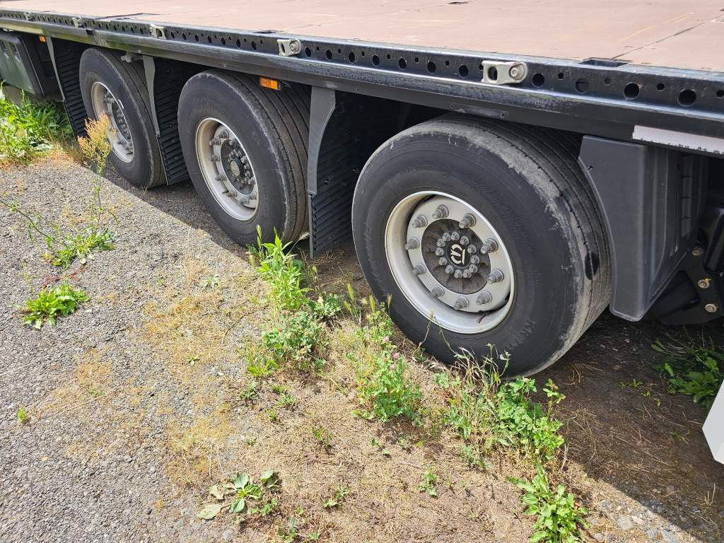 Fahrzeugabbildung Krone Plateau mit Containerverriegelung, Rungentaschen