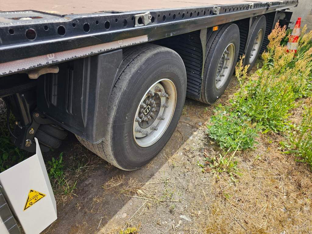 Fahrzeugabbildung Krone Plateau mit Containerverriegelung, Rungentaschen