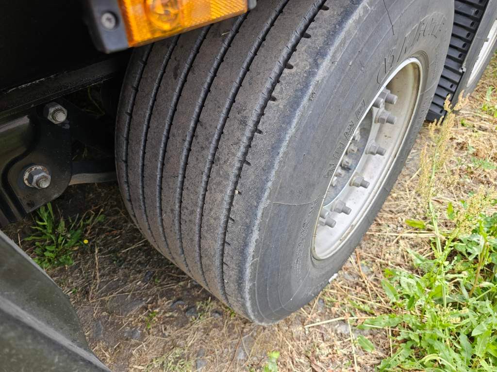 Fahrzeugabbildung Krone Plateau mit Containerverriegelung, Rungentaschen
