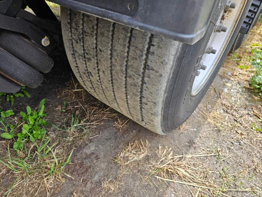 Fahrzeugabbildung Krone Plateau mit Containerverriegelung, Rungentaschen