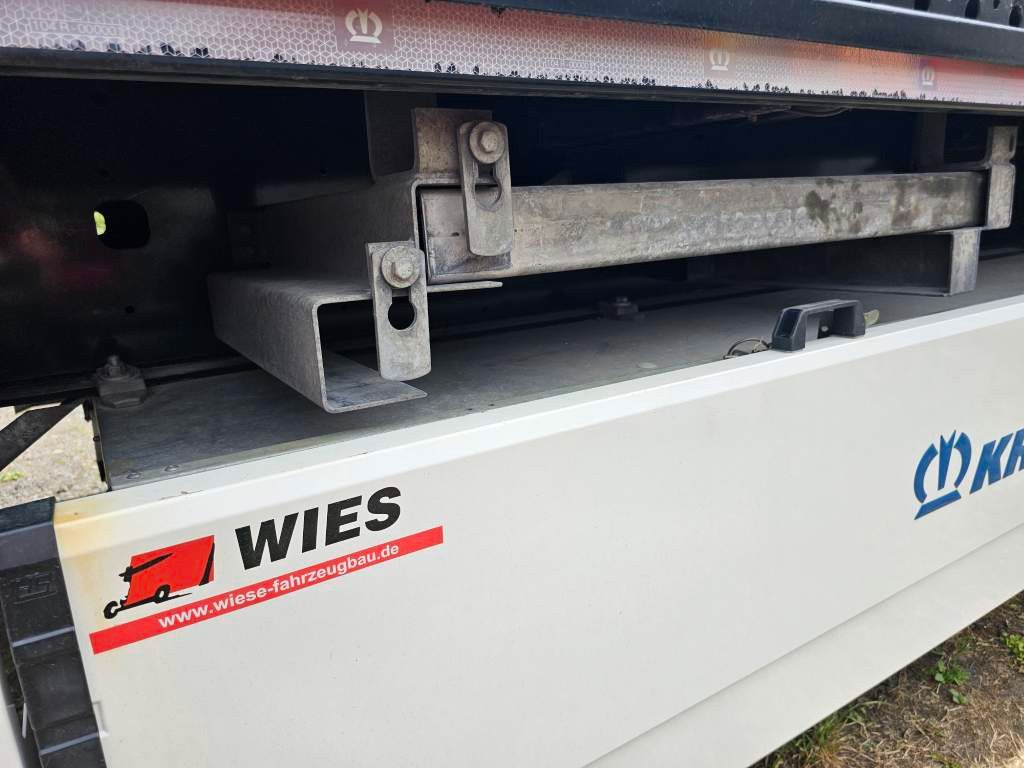 Fahrzeugabbildung Krone Plateau mit Containerverriegelung, Rungentaschen
