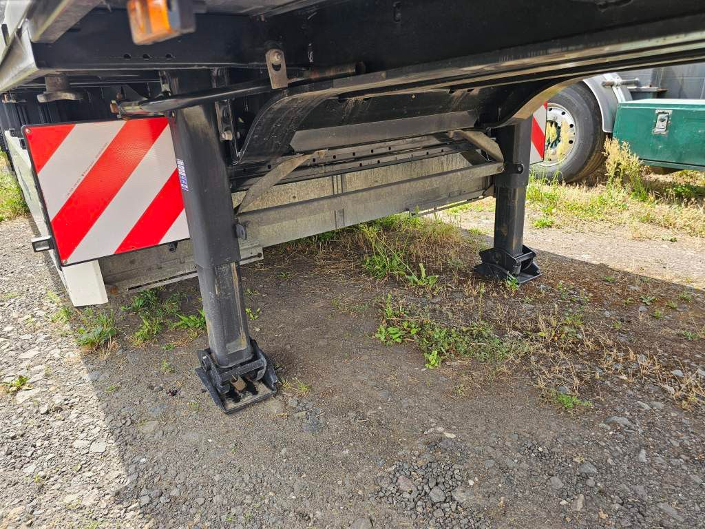 Fahrzeugabbildung Krone Plateau mit Containerverriegelung, Rungentaschen