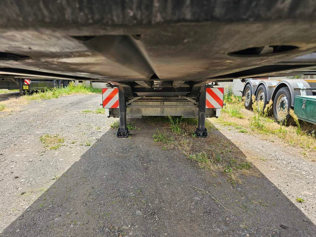 Fahrzeugabbildung Krone Plateau mit Containerverriegelung, Rungentaschen