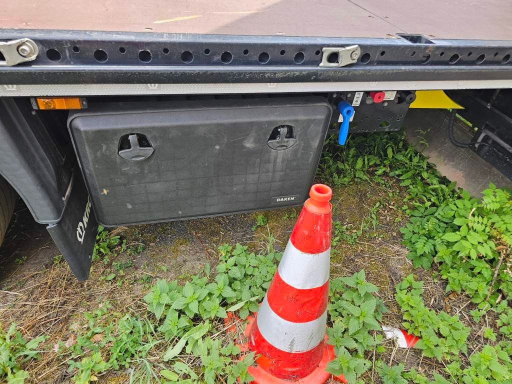 Fahrzeugabbildung Krone Plateau mit Containerverriegelung, Rungentaschen