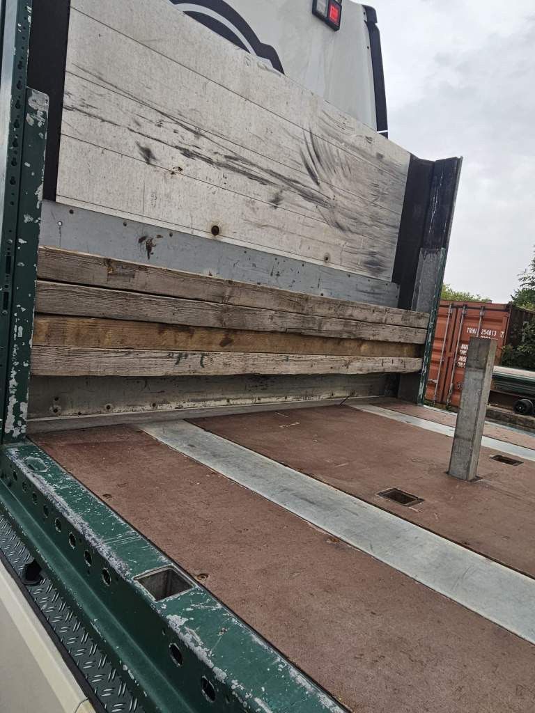 Fahrzeugabbildung Schmitz Cargobull Plateau mit Rungen + Verbreiterungstafeln, Lift