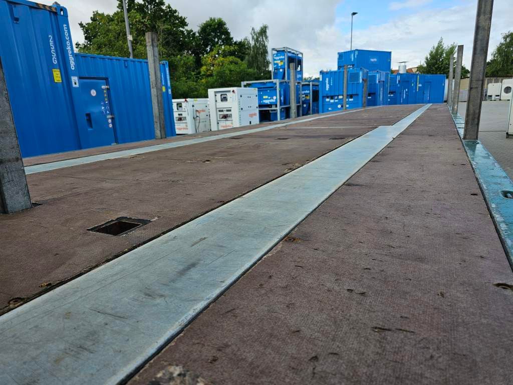 Fahrzeugabbildung Schmitz Cargobull Plateau mit Rungen + Verbreiterungstafeln, Lift