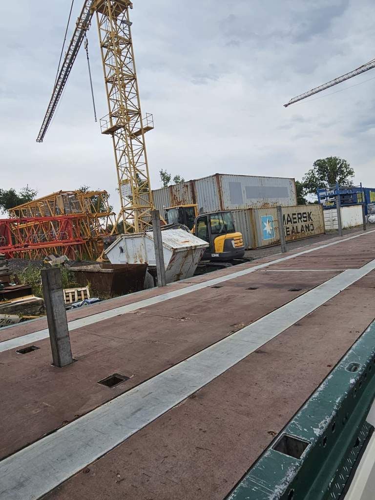 Fahrzeugabbildung Schmitz Cargobull Plateau mit Rungen + Verbreiterungstafeln, Lift