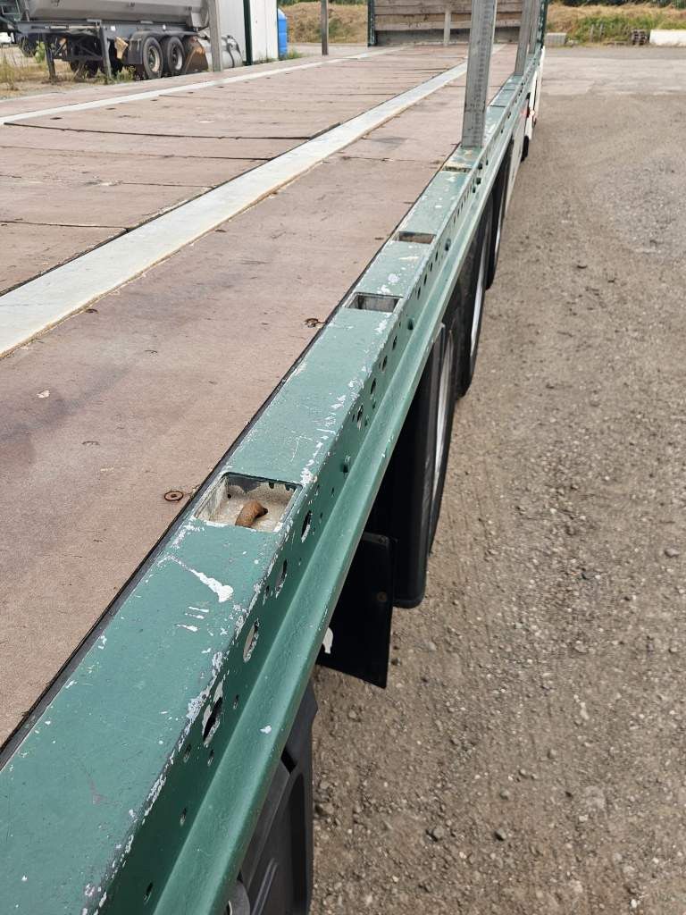 Fahrzeugabbildung Schmitz Cargobull Plateau mit Rungen + Verbreiterungstafeln, Lift