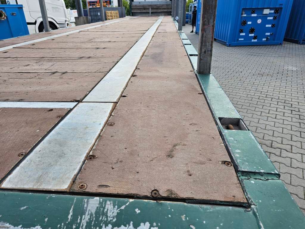 Fahrzeugabbildung Schmitz Cargobull Plateau mit Rungen + Verbreiterungstafeln, Lift