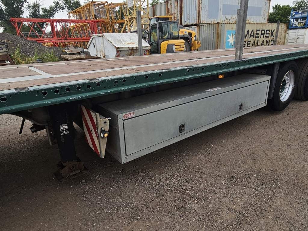 Fahrzeugabbildung Schmitz Cargobull Plateau mit Rungen + Verbreiterungstafeln, Lift
