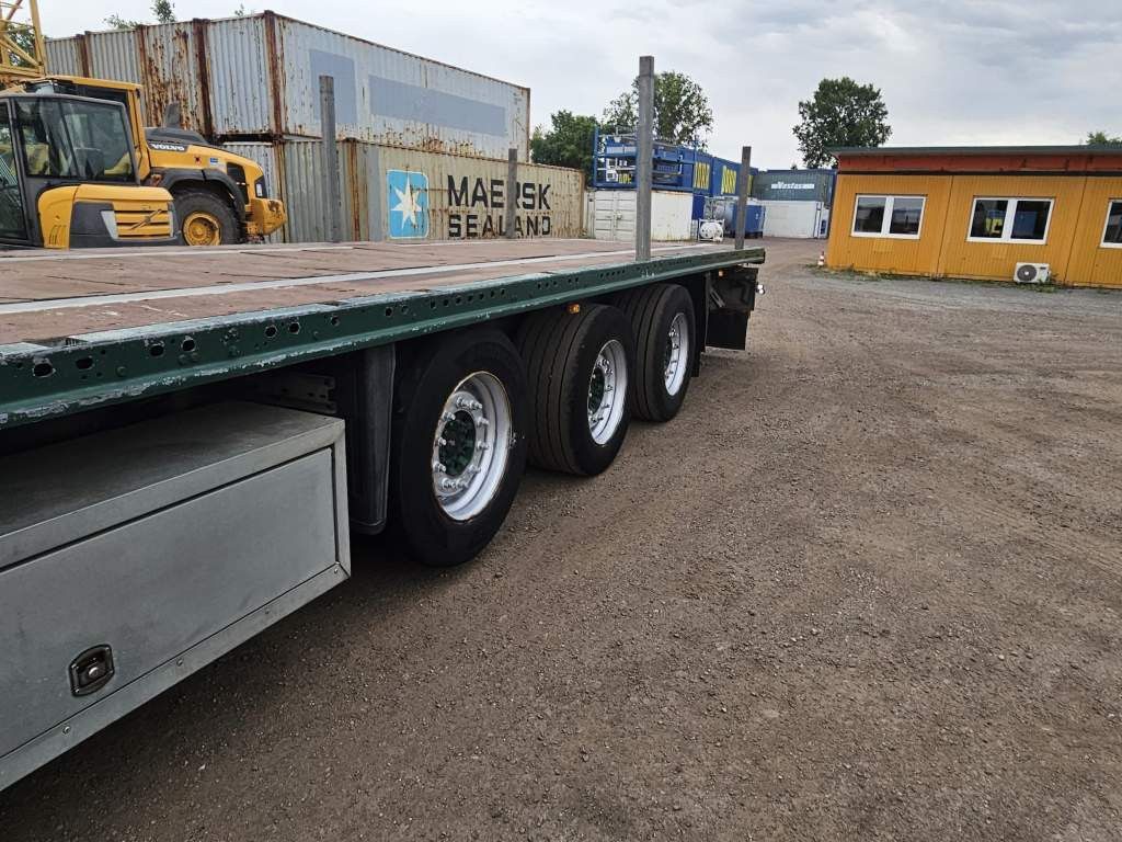 Fahrzeugabbildung Schmitz Cargobull Plateau mit Rungen + Verbreiterungstafeln, Lift