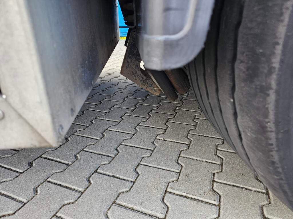 Fahrzeugabbildung Schmitz Cargobull Plateau mit Rungen + Verbreiterungstafeln, Lift