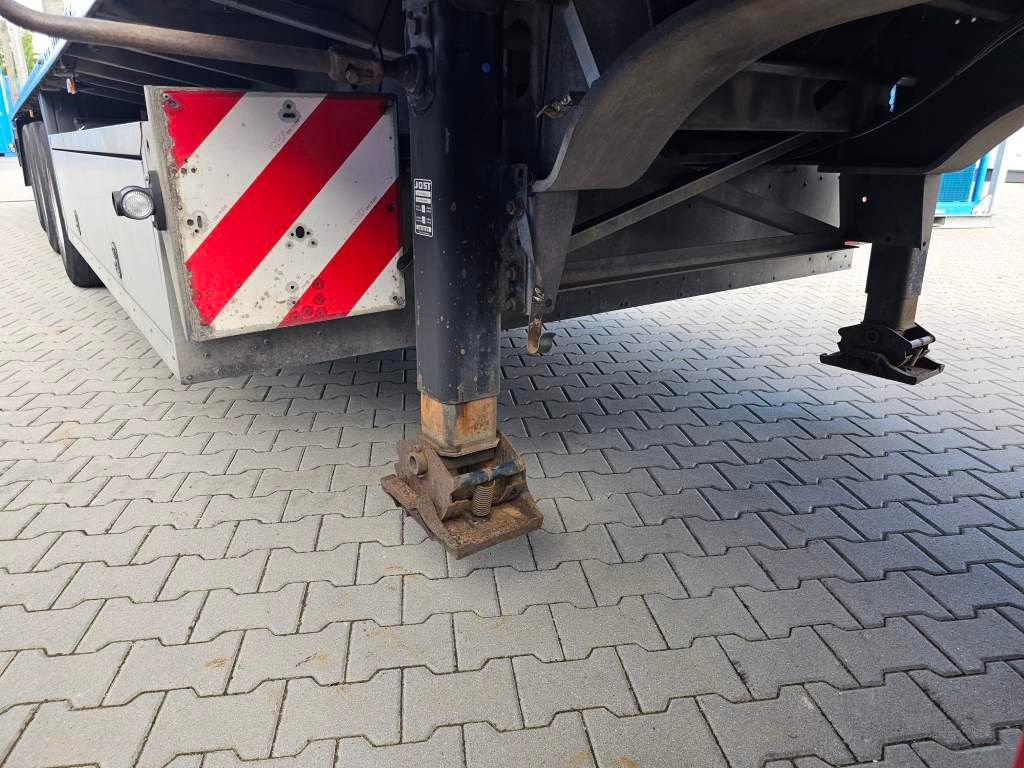 Fahrzeugabbildung Schmitz Cargobull Plateau mit Rungen + Verbreiterungstafeln, Lift