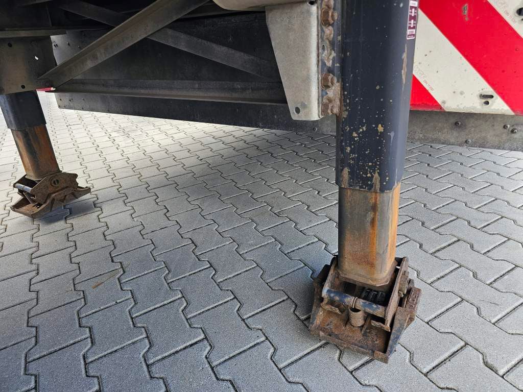 Fahrzeugabbildung Schmitz Cargobull Plateau mit Rungen + Verbreiterungstafeln, Lift