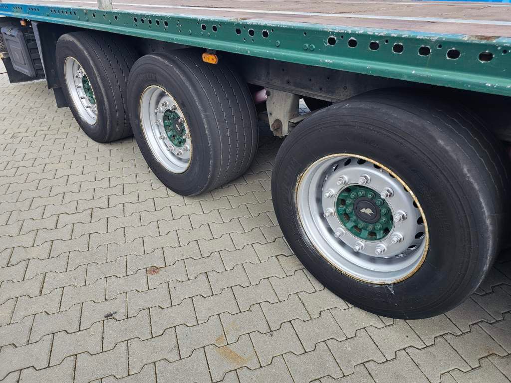 Fahrzeugabbildung Schmitz Cargobull Plateau mit Rungen + Verbreiterungstafeln, Lift