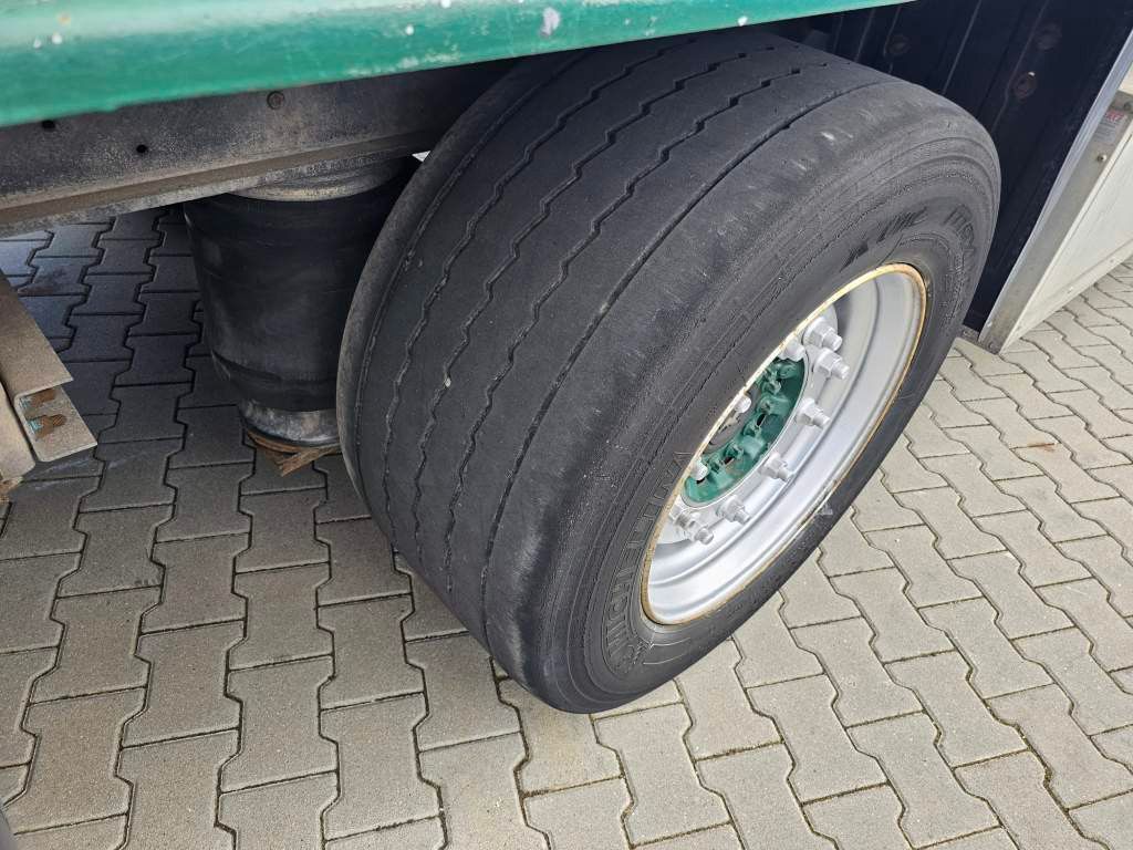 Fahrzeugabbildung Schmitz Cargobull Plateau mit Rungen + Verbreiterungstafeln, Lift