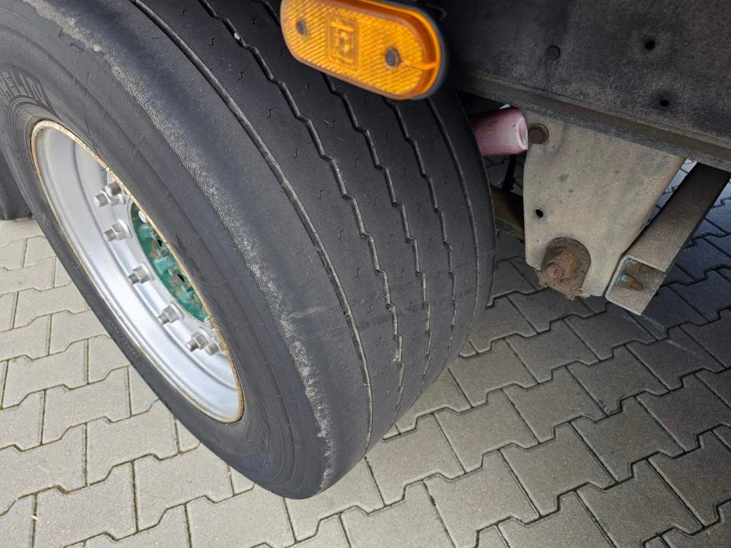 Fahrzeugabbildung Schmitz Cargobull Plateau mit Rungen + Verbreiterungstafeln, Lift