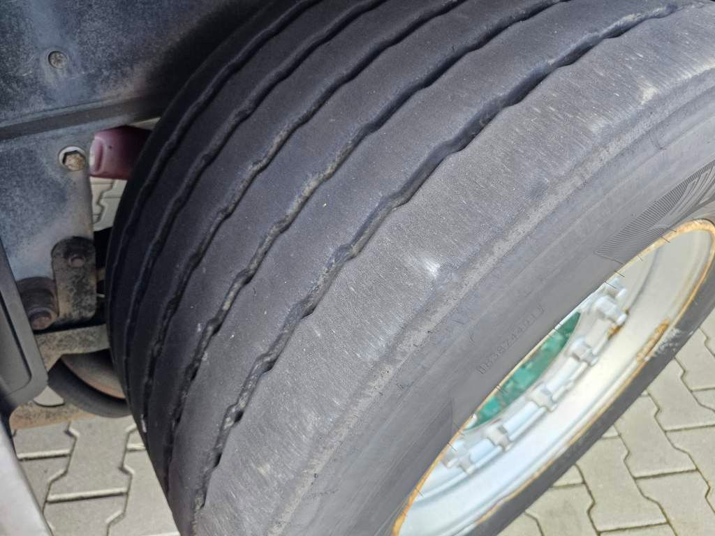 Fahrzeugabbildung Schmitz Cargobull Plateau mit Rungen + Verbreiterungstafeln, Lift